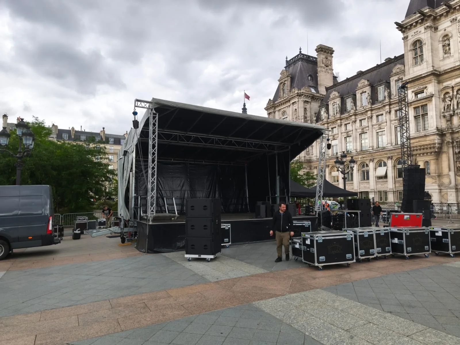 Scène MOVIN 48 sur le parvis de l'Hôtel de Ville de Paris
